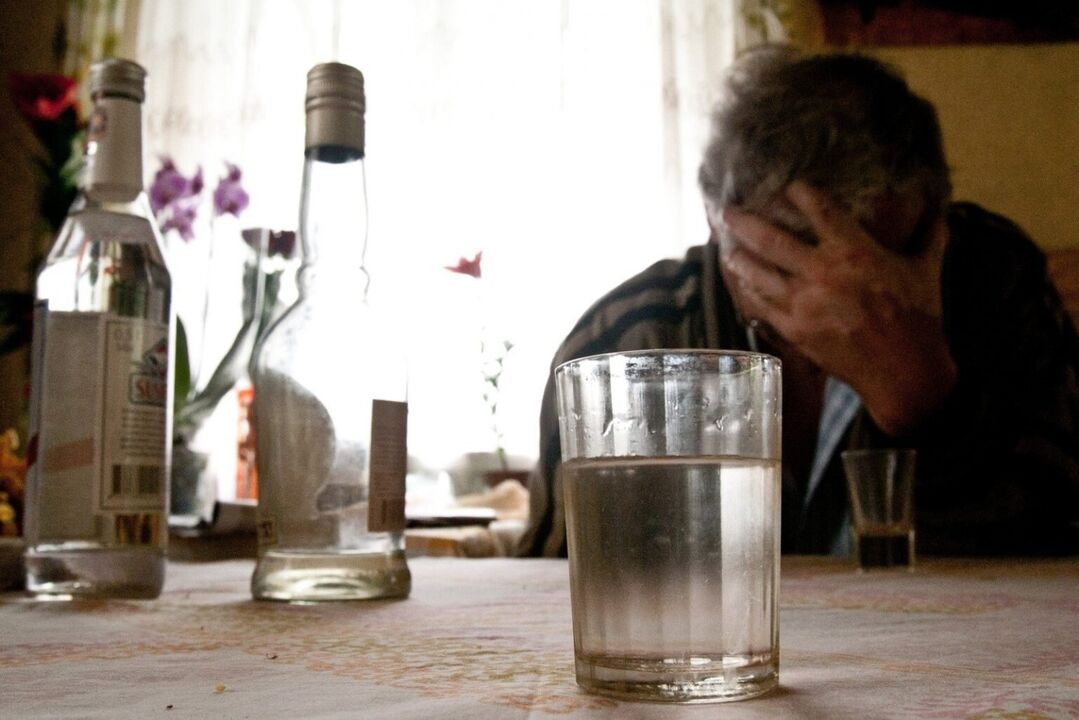 A falta de control sobre a cantidade de bebida é un sinal do desenvolvemento do alcoholismo