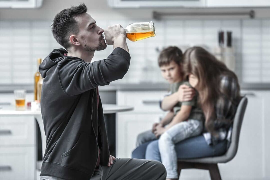 O alcoholismo masculino pode destruír unha familia