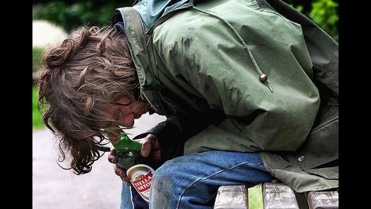 Un estilo de vida marxinal é unha consecuencia do alcoholismo masculino